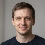 Портрет Дмитрия Исаева, эксперта по организации деловых поездок в туристическом агентстве Вокруг Света